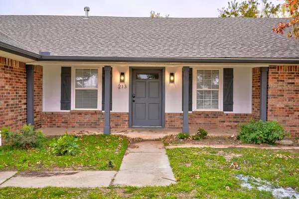 213 Sherwood Ct, Moore, OK 73160-4230