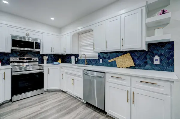 213 Sherwood Ct, Moore, OK 73160-4230
