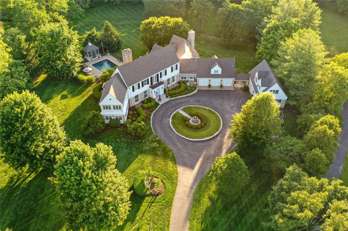 4 Winds Farm Dr, St Louis, MO 63131