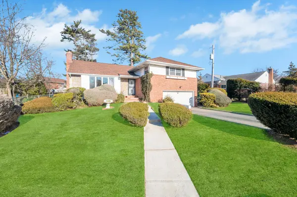 62 Westbury Ln, Westbury, NY 11590-1424