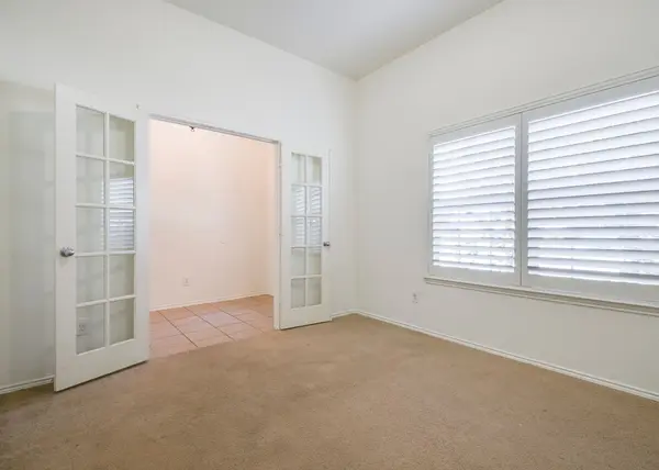 15646 Gatehouse Dr, Fort Worth, TX 76262-6378