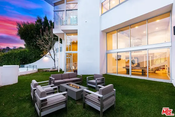 7571 Mulholland Dr, Los Angeles, CA 90046-1238