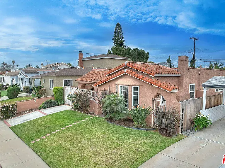 8319 S Van Ness Ave, Inglewood, CA 90305-1546