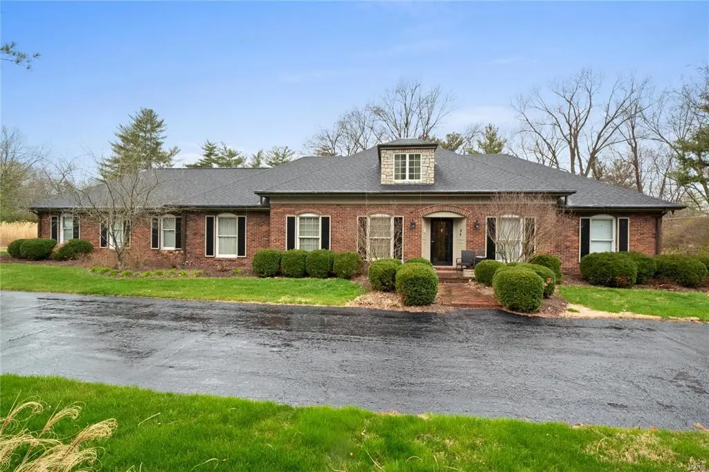 3019 Thornbury Dr, St Louis, MO 63131-2532