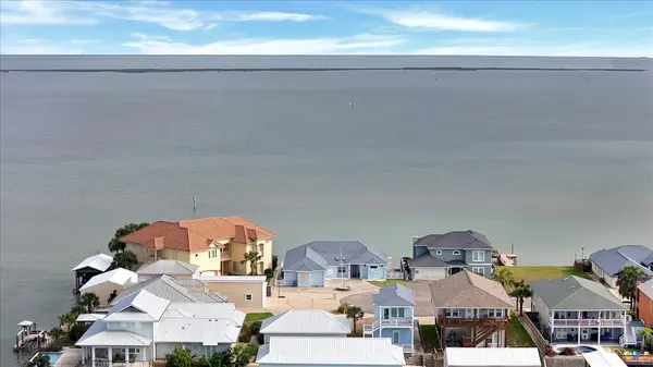 319 Bayview Dr, Aransas Pass, TX 78336-6715