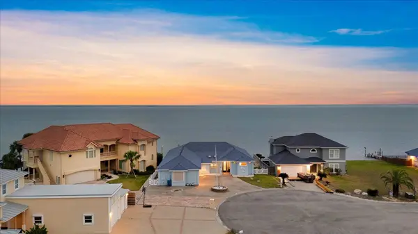 319 Bayview Dr, Aransas Pass, TX 78336-6715