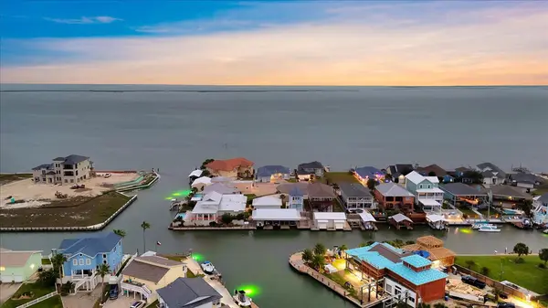 319 Bayview Dr, Aransas Pass, TX 78336-6715