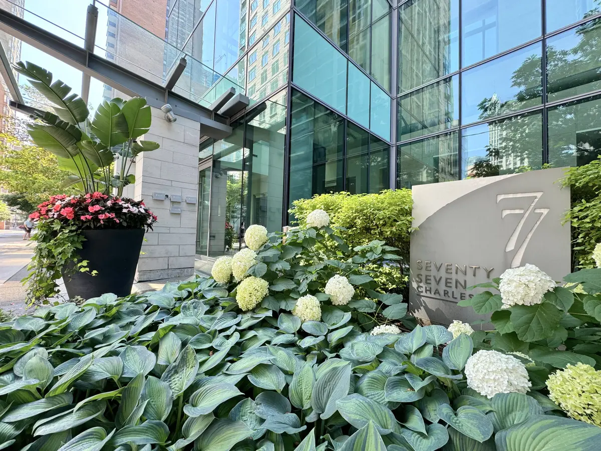 77 Charles St W #802, Toronto, ON M5S 0B2