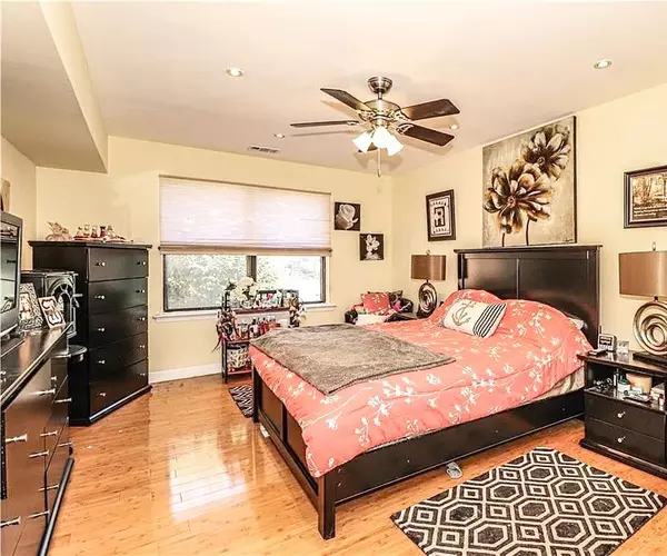 Woodbridge, NJ 07095-4315,312 Sharon Gardens Ct #312