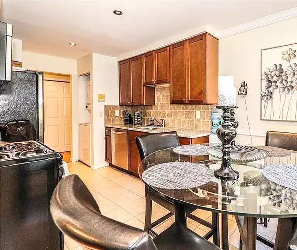 Woodbridge, NJ 07095-4315,312 Sharon Gardens Ct #312