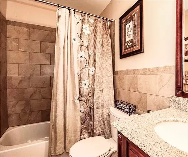 Woodbridge, NJ 07095-4315,312 Sharon Gardens Ct #312