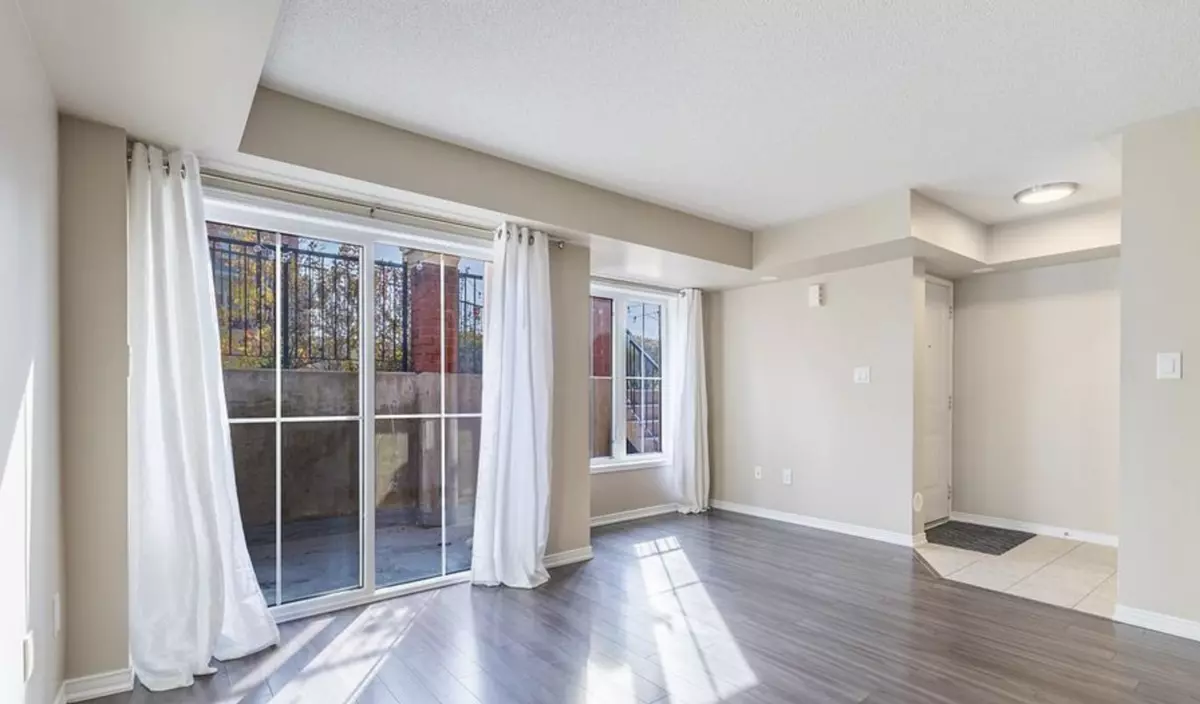 Oakville, ON L6H 0J2,2468 Post Rd #27