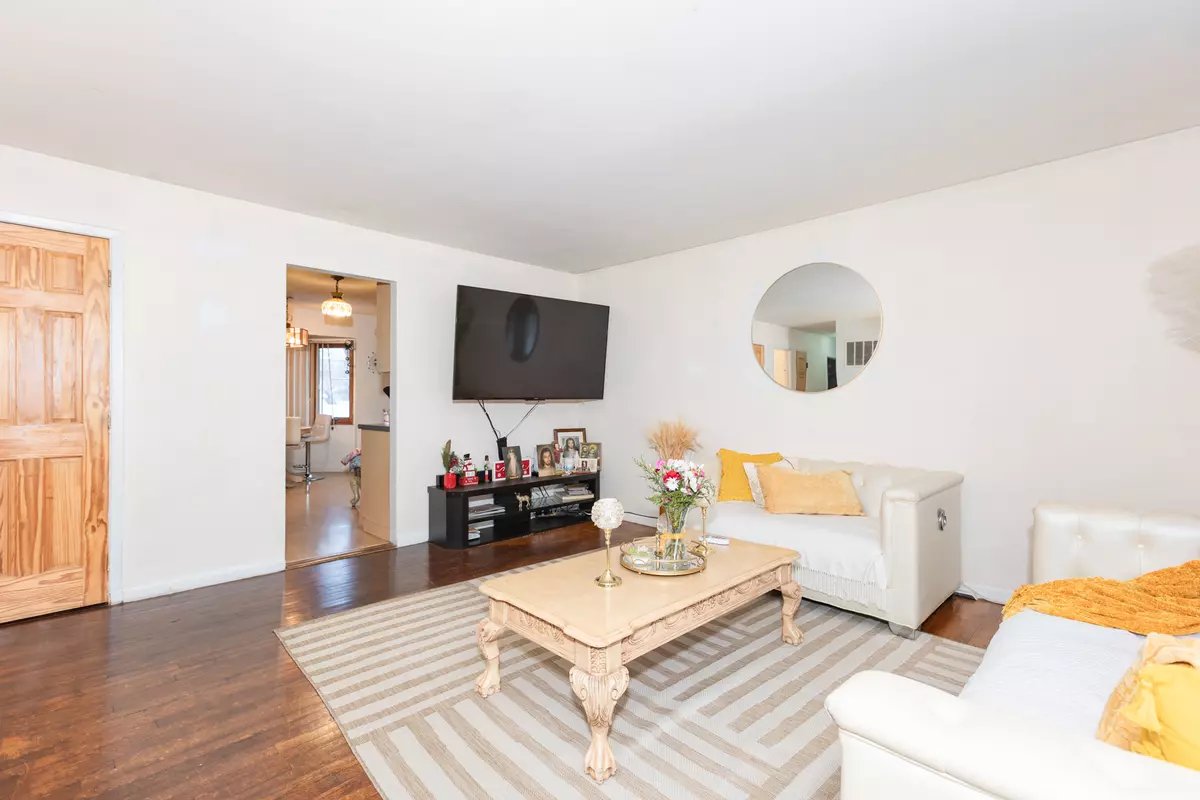 Bay Shore, NY 11706,7 Mars Road