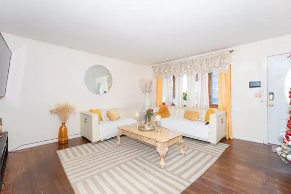 Bay Shore, NY 11706,7 Mars Road