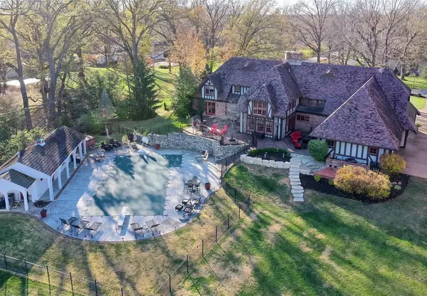 15 Chipper Rd, St Louis, MO 63131-3410