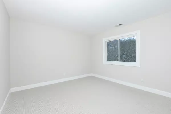 Bay Shore, NY 11706,43 Boathouse Lane East