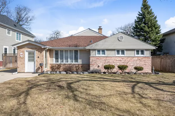 839 Meadowlark Ln, Glenview, IL 60025-4127