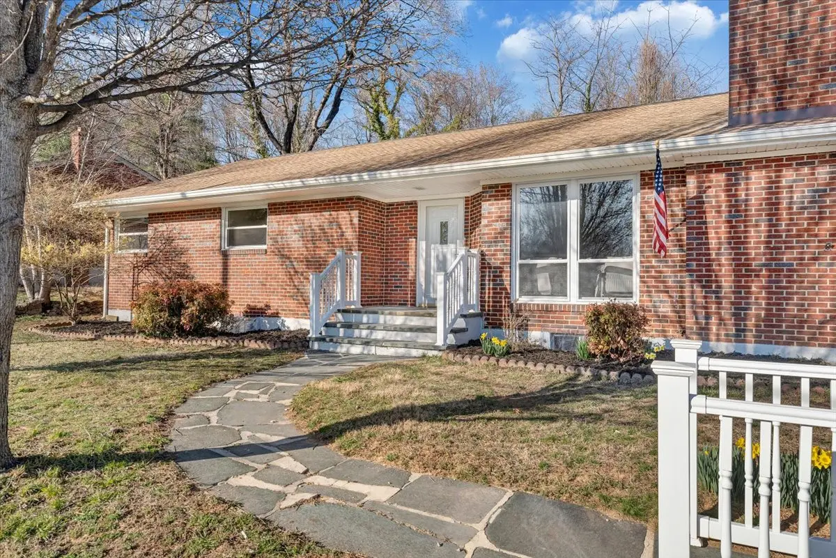 3520 Robyn Rd SW, Roanoke, VA 24015-4426
