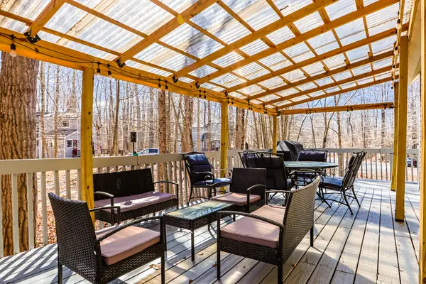 324 Stroud Ct, Pocono Lake, PA 18347-8229