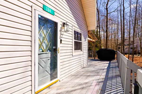 324 Stroud Ct, Pocono Lake, PA 18347-8229