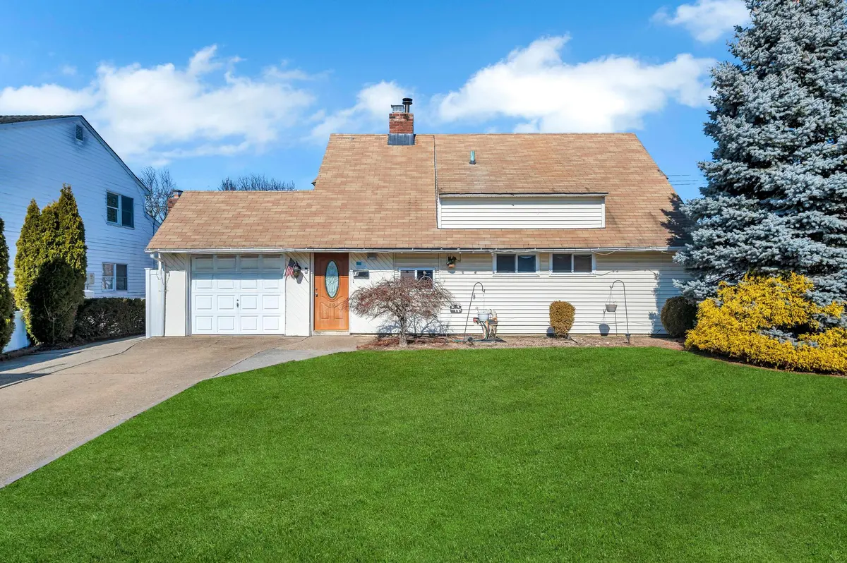 18 Pilgrim Ln, Westbury, NY 11590-6217