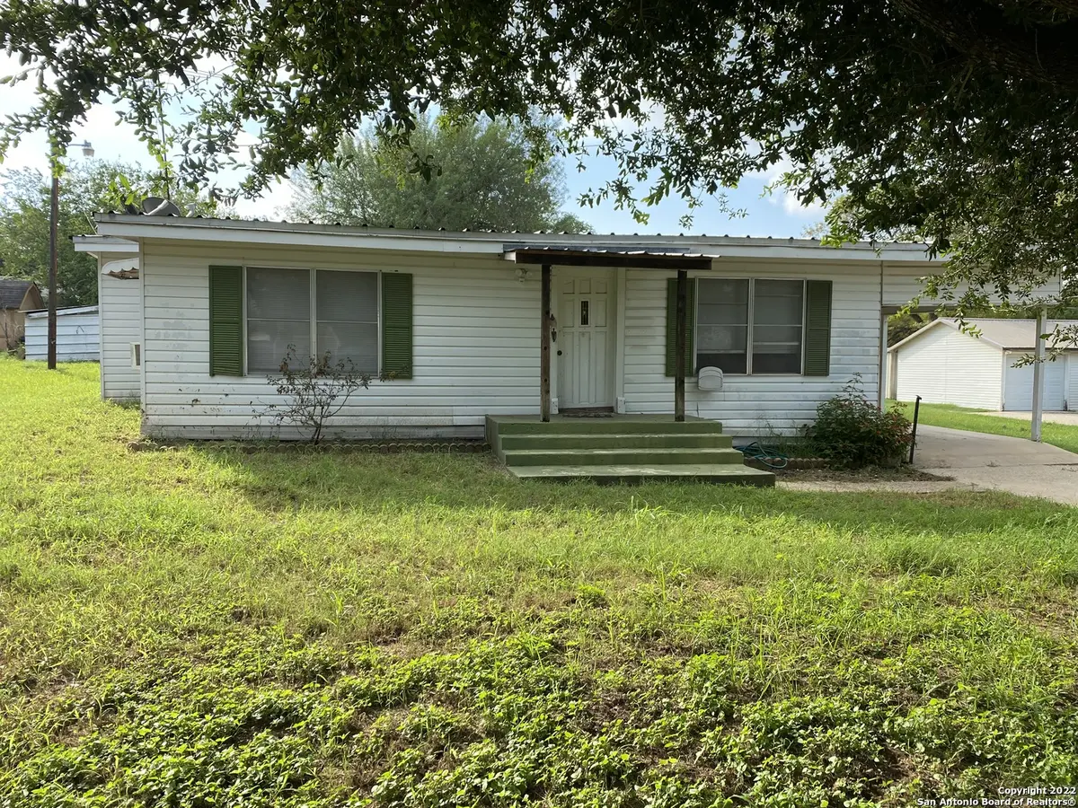 1010 F St, Floresville, TX 78114-2604