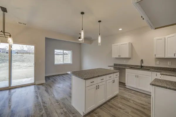 612 Badger Ln, Mills, WY 82644