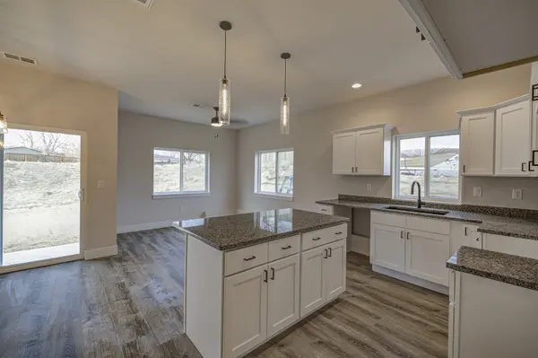 600 Badger Ln, Mills, WY 82644