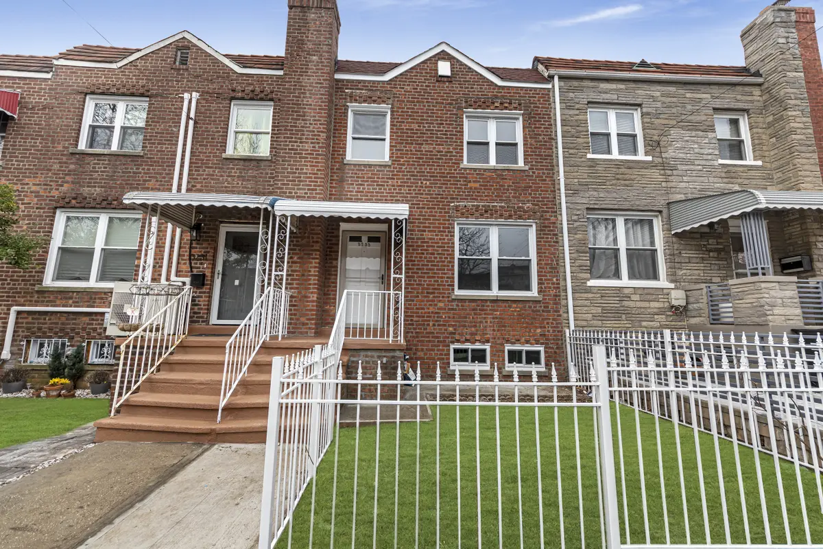 3233 Corsa Ave, Bronx, NY 10469-2808