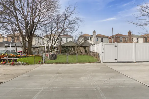 3233 Corsa Ave, Bronx, NY 10469-2808