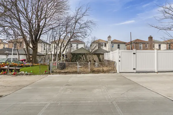 3233 Corsa Ave, Bronx, NY 10469-2808
