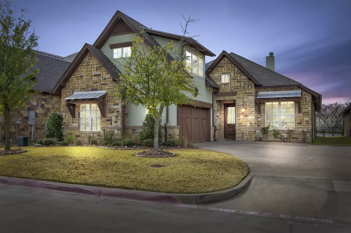808 Waterpoint Court W, Granbury, Texas 76048