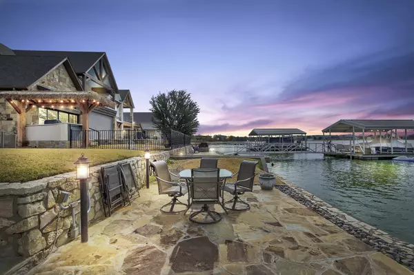 808 Waterpoint Court W, Granbury, Texas 76048