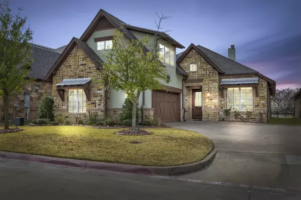 808 Waterpoint Court W, Granbury, Texas 76048