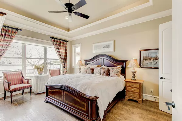 808 Waterpoint Court W, Granbury, Texas 76048