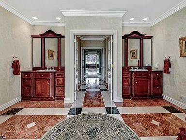 1 Laredo Dr, Colts Neck, NJ 07722