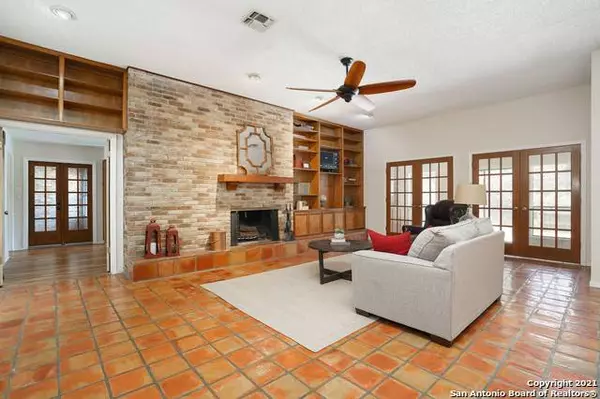 8810 Spanish Moss, Windcrest, TX 78239-2745