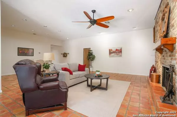 8810 Spanish Moss, Windcrest, TX 78239-2745