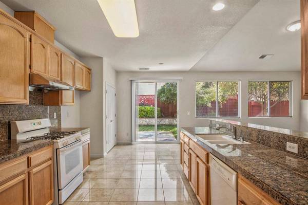 1582 Vinewood WAY, Tracy, CA 95376