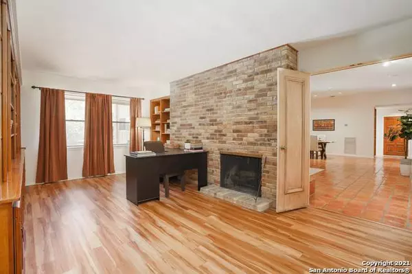 8810 Spanish Moss, Windcrest, TX 78239-2745