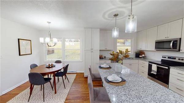 920 NW South Shore DR, Lake Waukomis, MO 64151