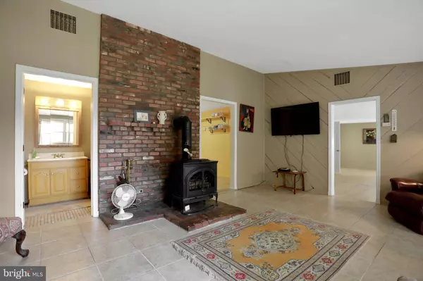 1189 HARTMAN RD, Berkeley Springs, WV 25411