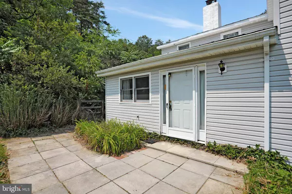 1189 HARTMAN RD, Berkeley Springs, WV 25411