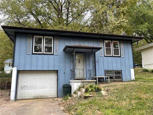 211 Thomas ST, Weston, MO 64098