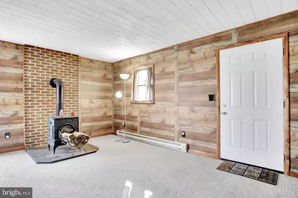 369 GLOYD LN, Great Cacapon, WV 25422