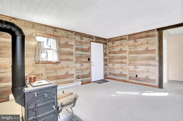 369 GLOYD LN, Great Cacapon, WV 25422