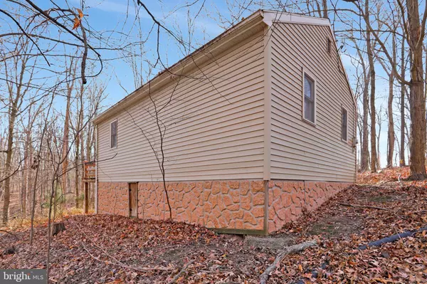 369 GLOYD LN, Great Cacapon, WV 25422