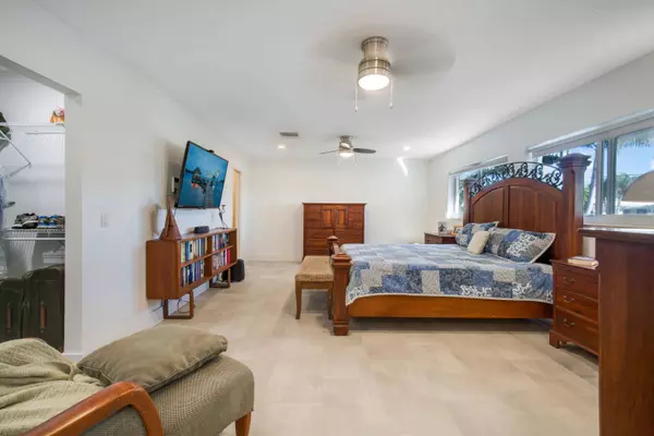 4031 NE 16th AVE, Oakland Park, FL 33334