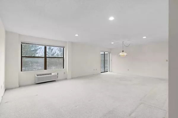 1 Loring Ave #404, Swampscott, MA 01907