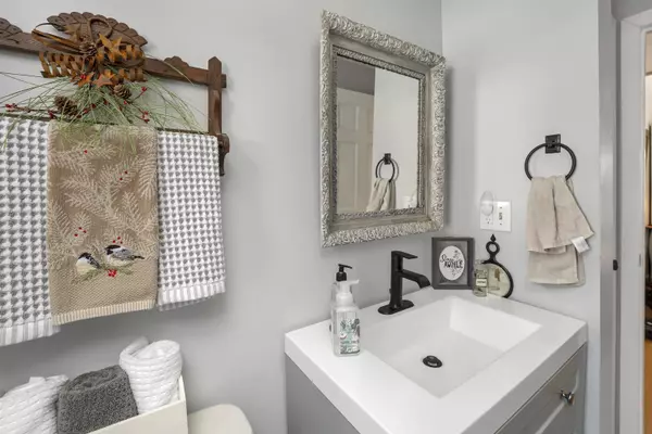 28 Settlers LN, Salem, NH 03079